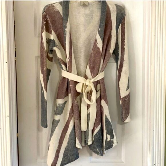 ISO this cardigan! - Picture 1 of 3